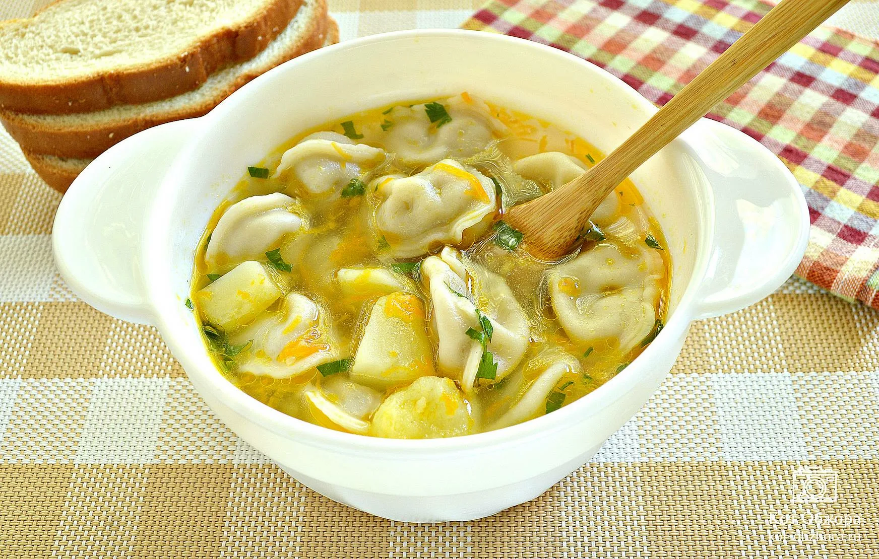 Суп с пельменями